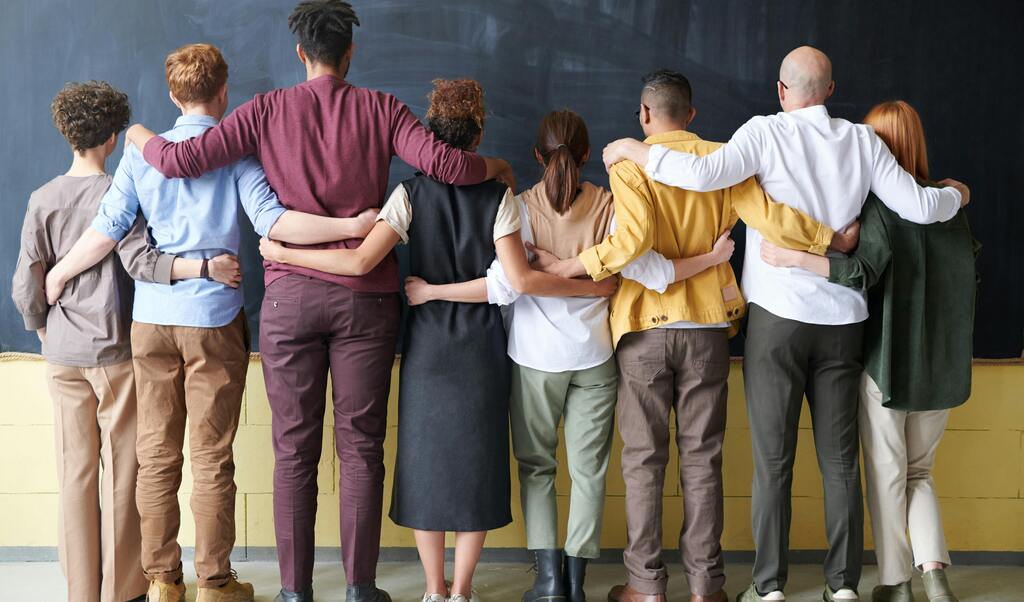 image équipe qui collabore pproche pragmatique en RH et management