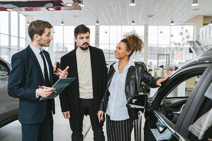 vendeur en magasin qui discute avec des clients